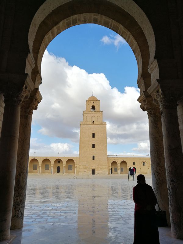 突尼斯的圣城凯鲁万 凯鲁万被伊斯兰世界誉为“50个清真寺之城”，并早己列入世界文化遗产。突尼斯人认为