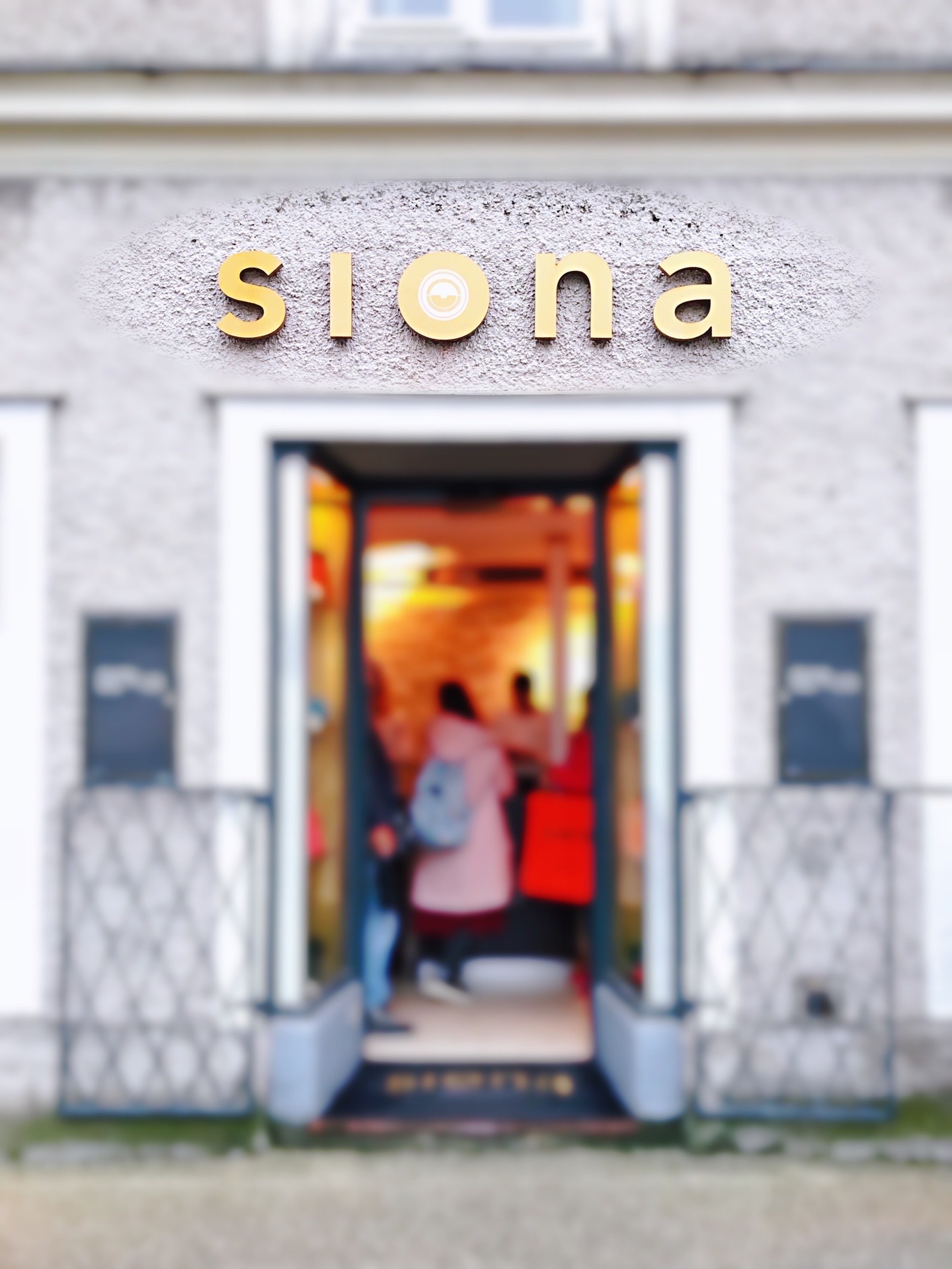 长假出门浪 @ Siona   Siona貌似是很多湾湾顾客，超爱的一家本土小众品牌包包店，性价比r