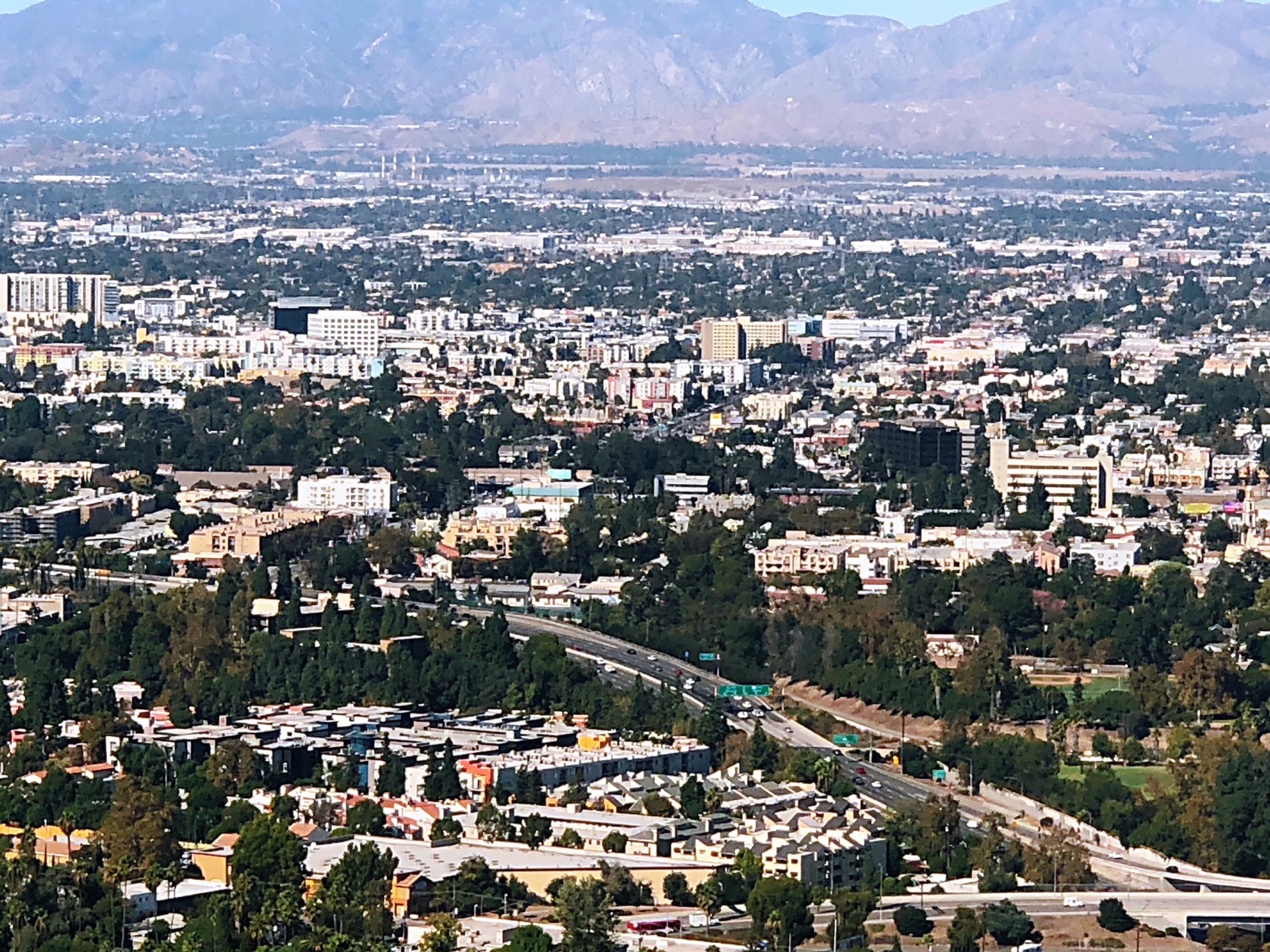 这是从山顶拍的洛杉矶市和洛杉矶好来坞环球电影城的全景，你可知道这影城土地的老板是在1912年用约几块