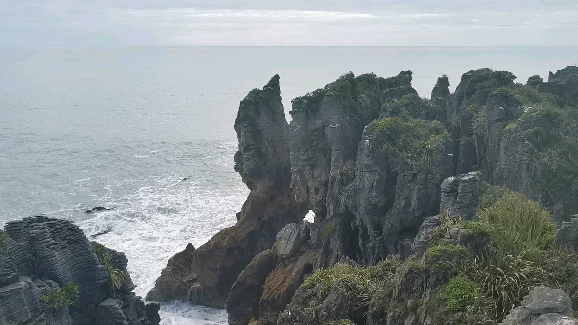 薄饼岩在新西兰南岛西海岸的格雷茅斯以北约50公里，是一个国家公园，pancake rock & bl