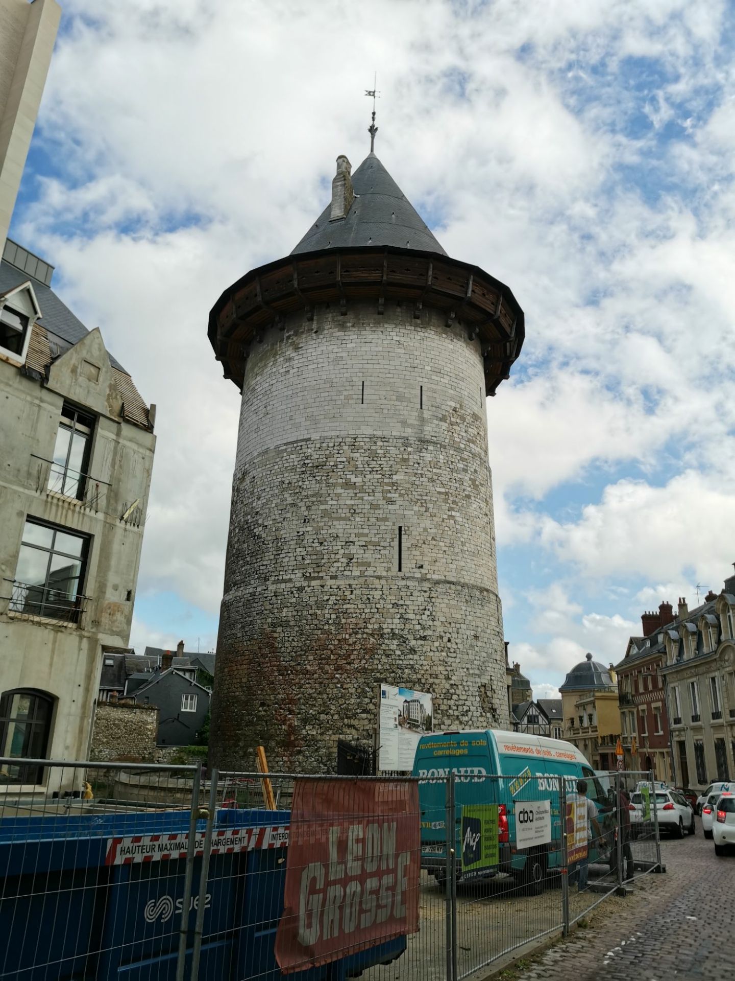 这是一座圆形的防御塔，或者说瞭望塔，位于鲁昂老城靠近北门的地方，塔身下半截是石块砌成的圆形，塔身已经