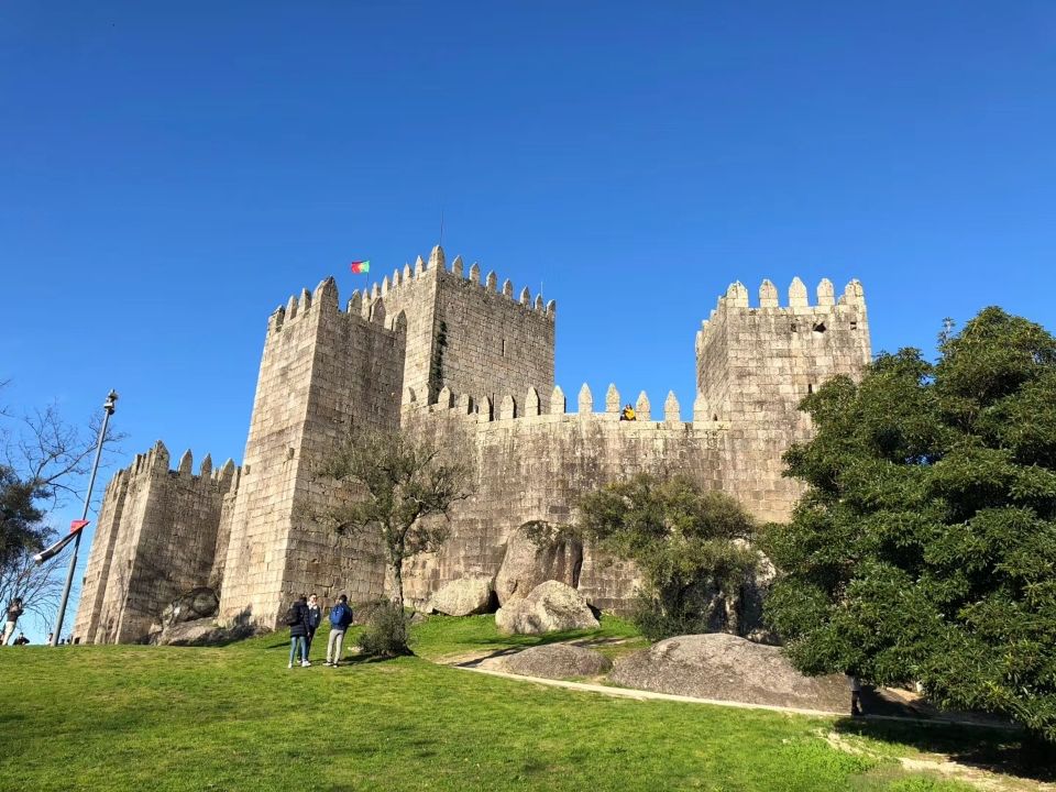 在葡萄牙吉马良斯城北的小山上，有一座吉马良斯城堡，这是一座典型的中世纪城堡，被称为“葡萄牙的摇篮”，