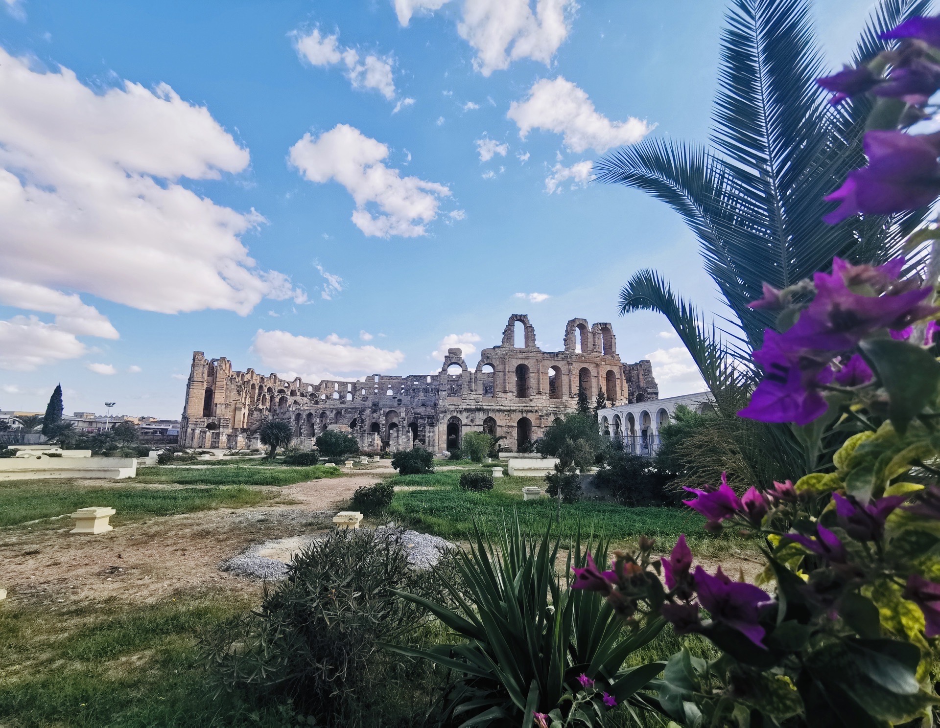 艾尔·杰姆斗兽场，建于公元3世纪，它是古罗马帝国在北非留下的著名的建筑，被后人认为是罗马帝国在非洲存