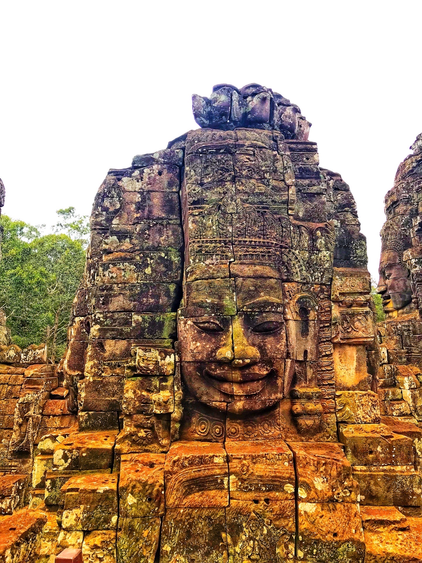 来看最美的微笑😊 高棉的微笑  巴戎寺最出名的就是“高棉的微笑”。 这里由49座宝塔组成，每个塔顶都