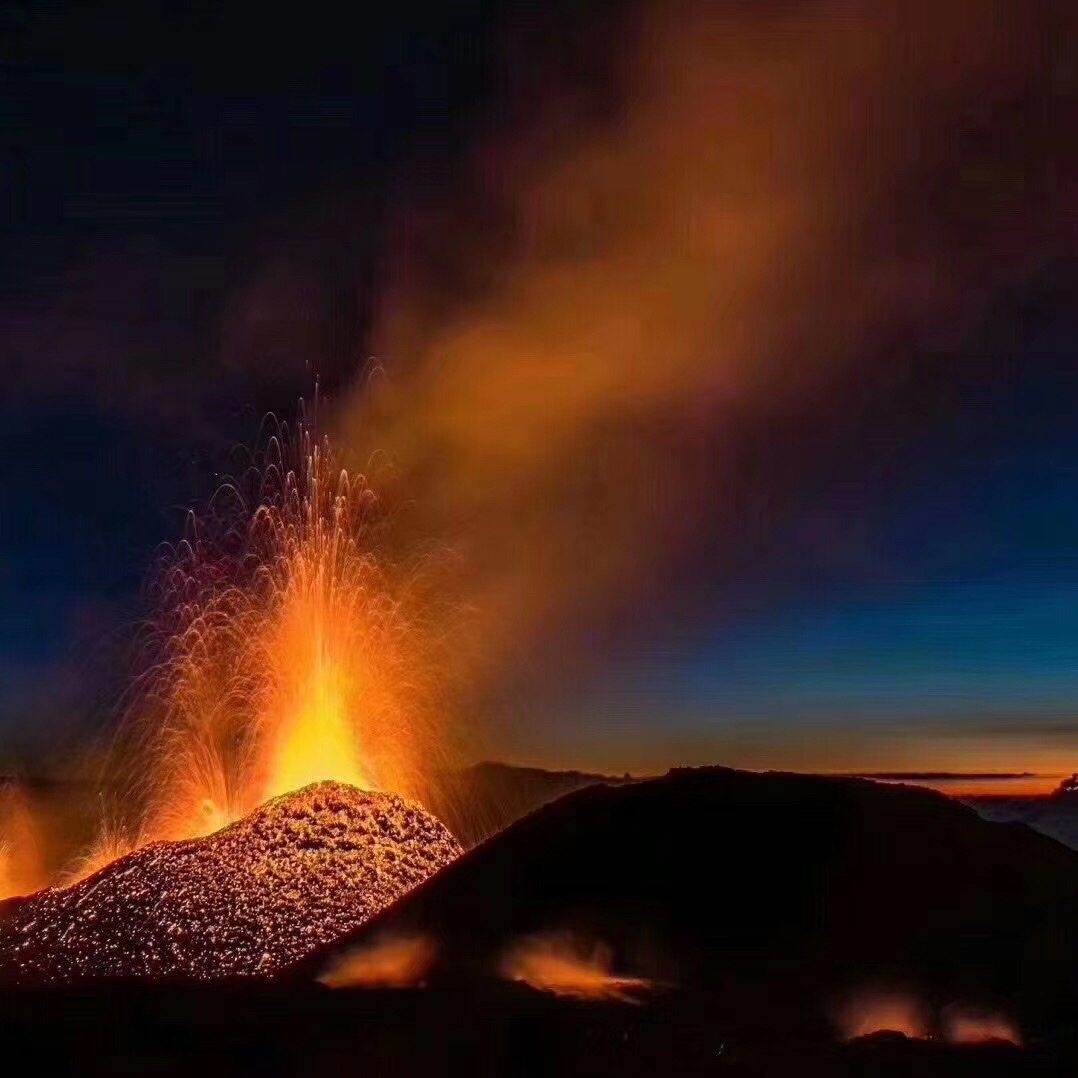 火山喷发奇观。周边美丽的夜景，熔岩喷发出几百米高溶岩浆，顺着山坡直流直下。景色壮观，火山灰。四处弥漫
