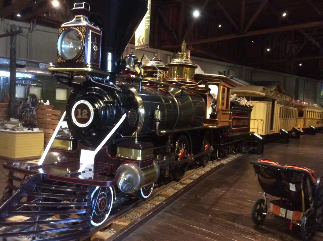 座标，加州。见识一下米囯的古董火车头，有些已有一个半世纪之久，而最早期的竟然是靠燃烧木块产生蒸汽来驱