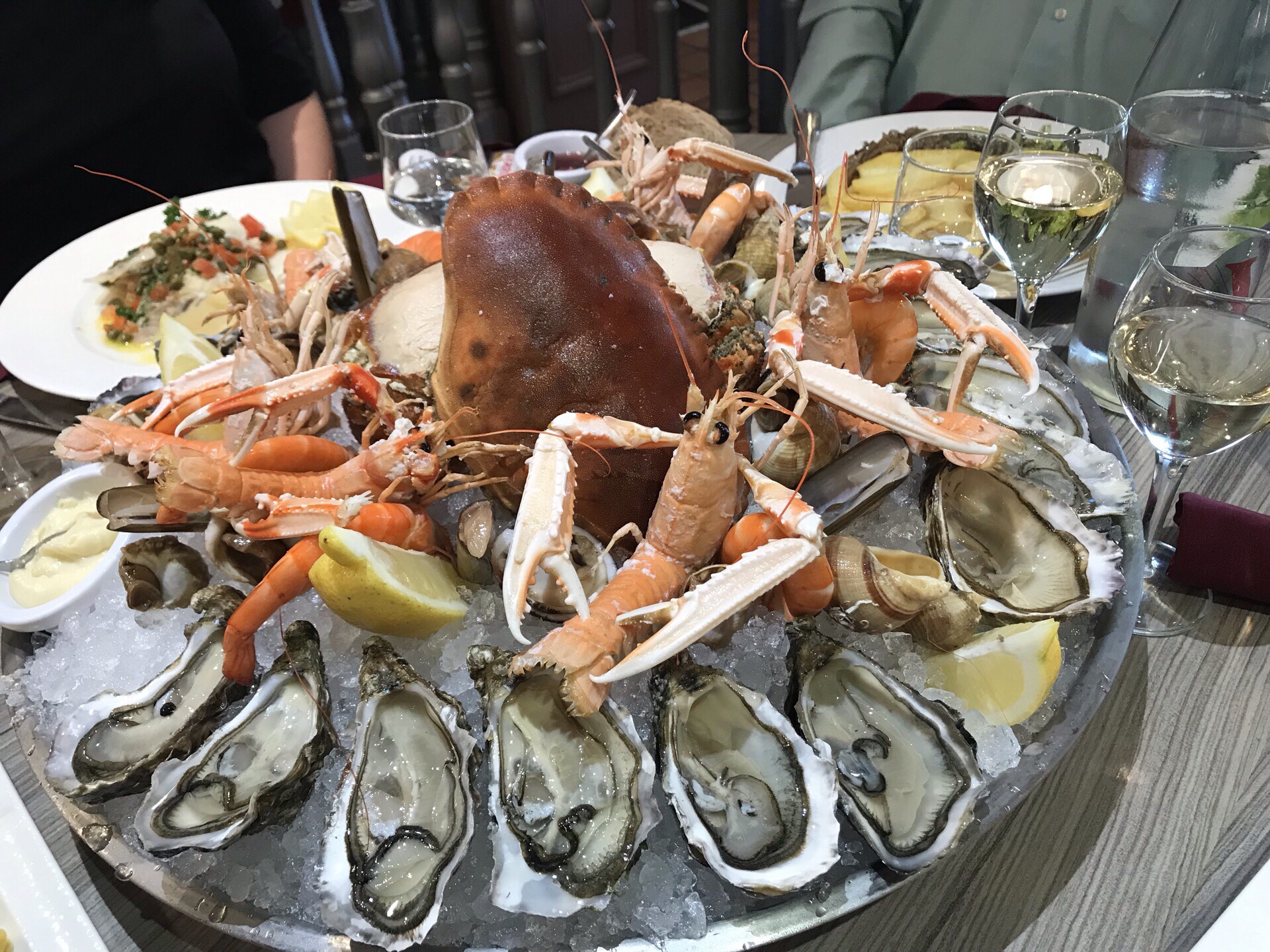这几天虽然工作不尽人意，但美食倒是弥补了所有。照片中的海鲜拼盘就在圣艾蒂安火车站旁La tavern