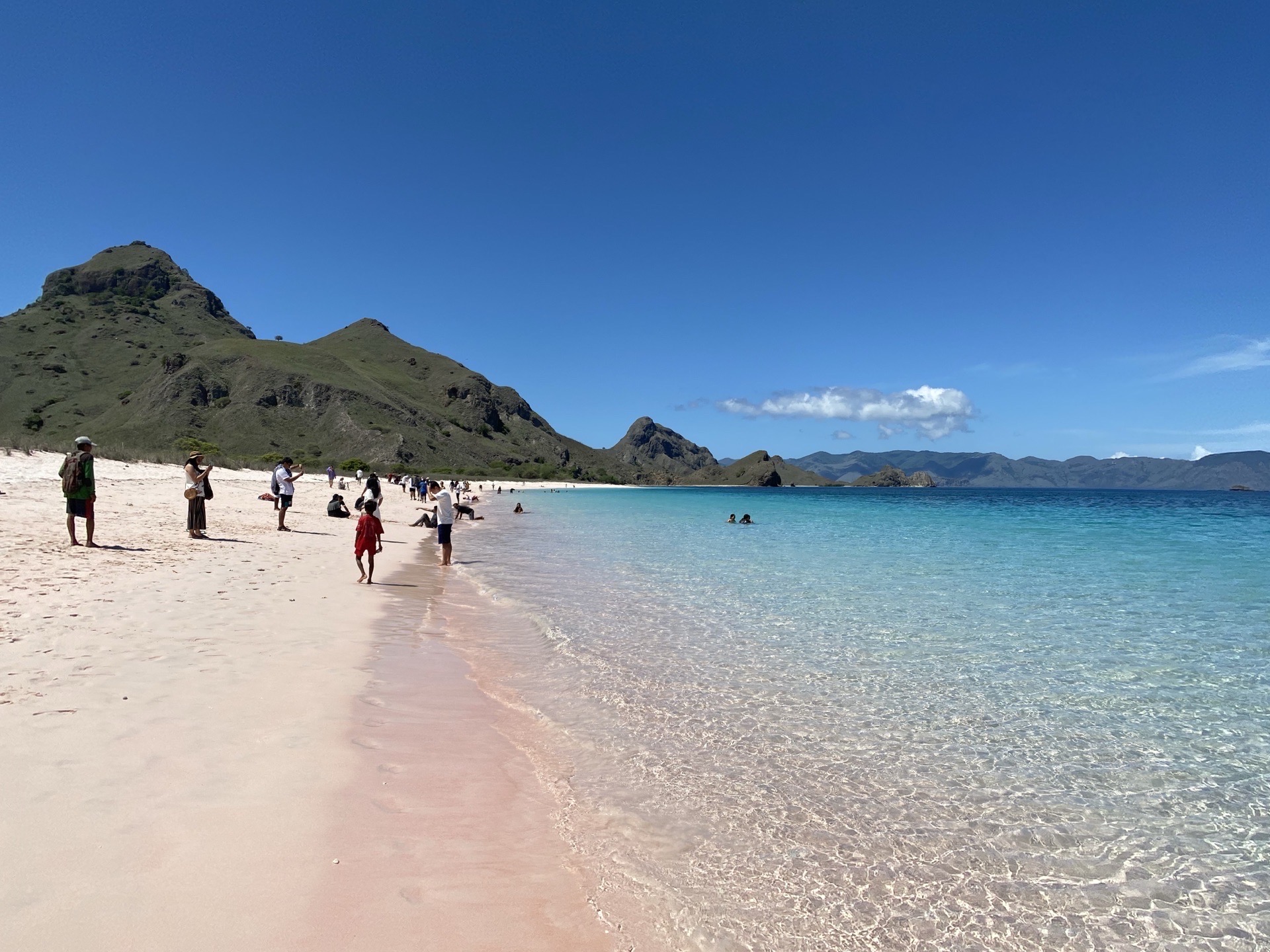 图一是粉红沙滩，但是粉的很不明显。图二是帕达尔岛，一岛四海湾。图三是一个拖尾沙滩。每天的活动就是上山