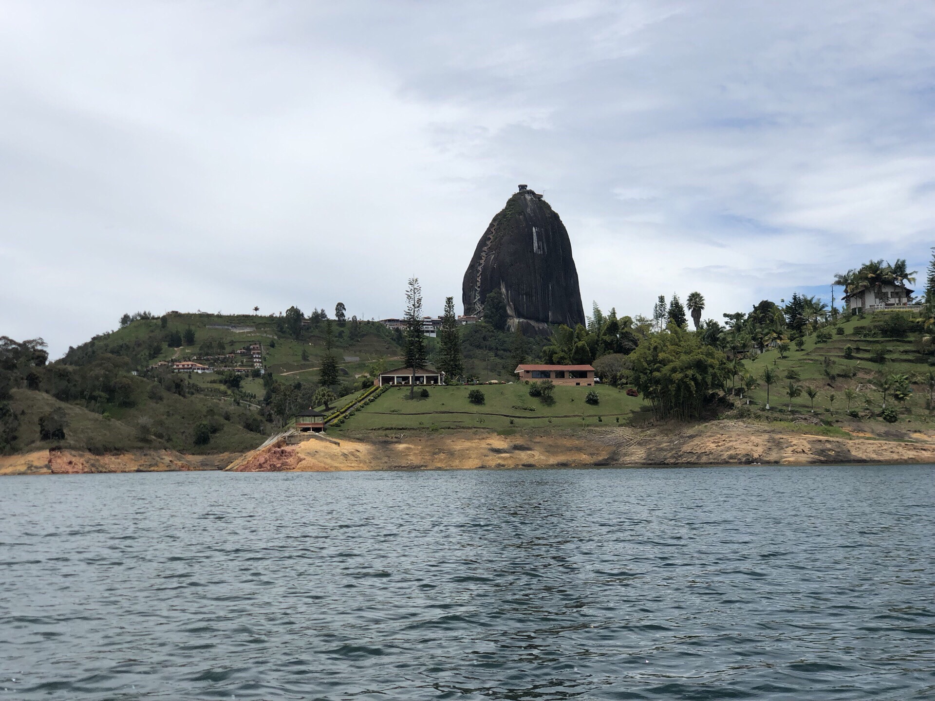 瓜塔佩巨石雄伟壮观，像童话般的小镇，千岛湖风景秀丽
