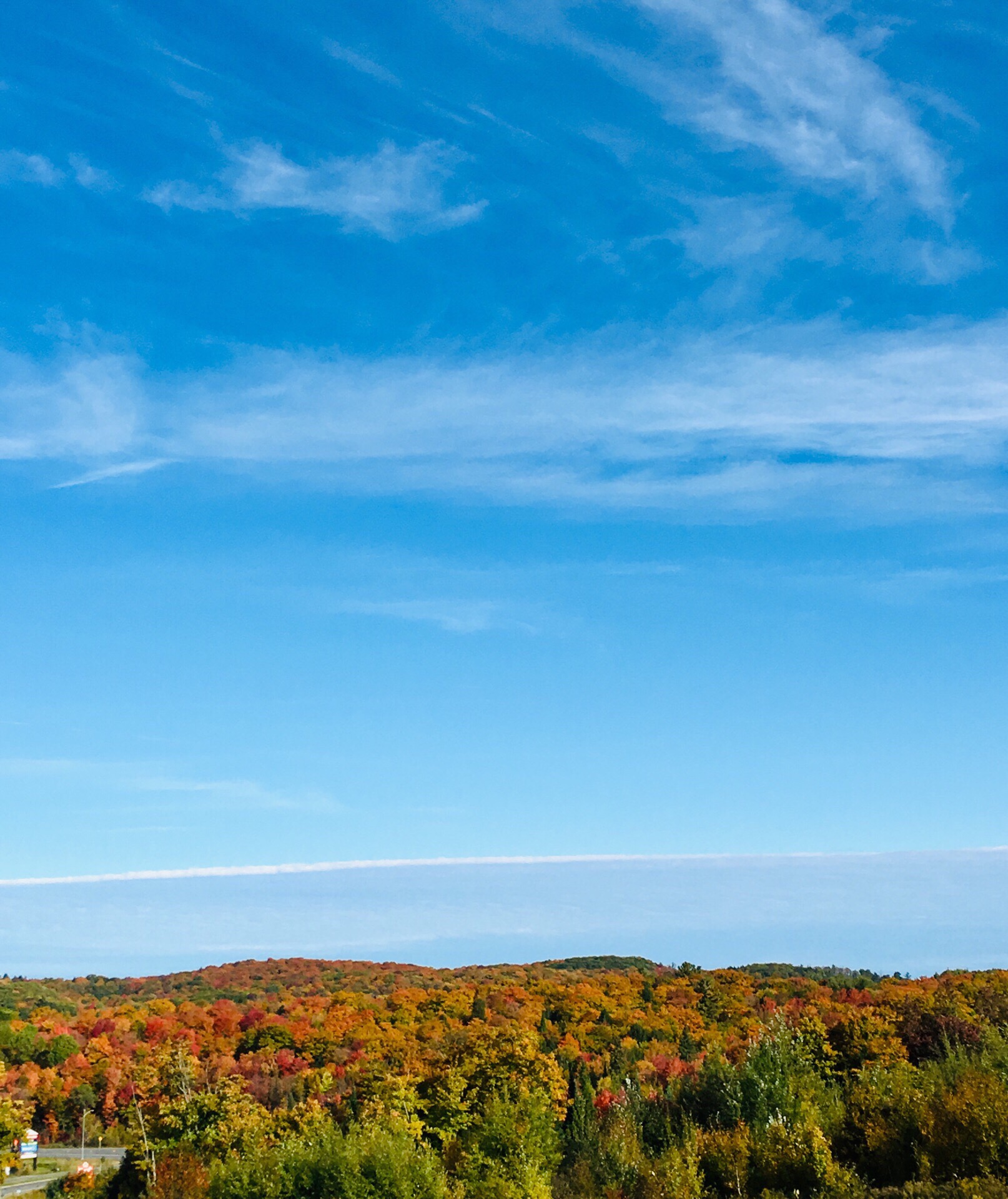 加拿大阿岗昆的秋色是是最迷人的北美赏枫胜地之一，天高气爽，色彩缤纷，如果有机会也适时的话一定要选择自