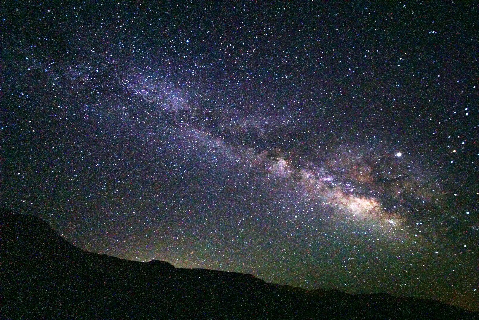 死亡谷是第2次来。这次住到了炎热的谷底，拍到了最漂亮的星空。死亡谷是全世界有名的暗夜地。