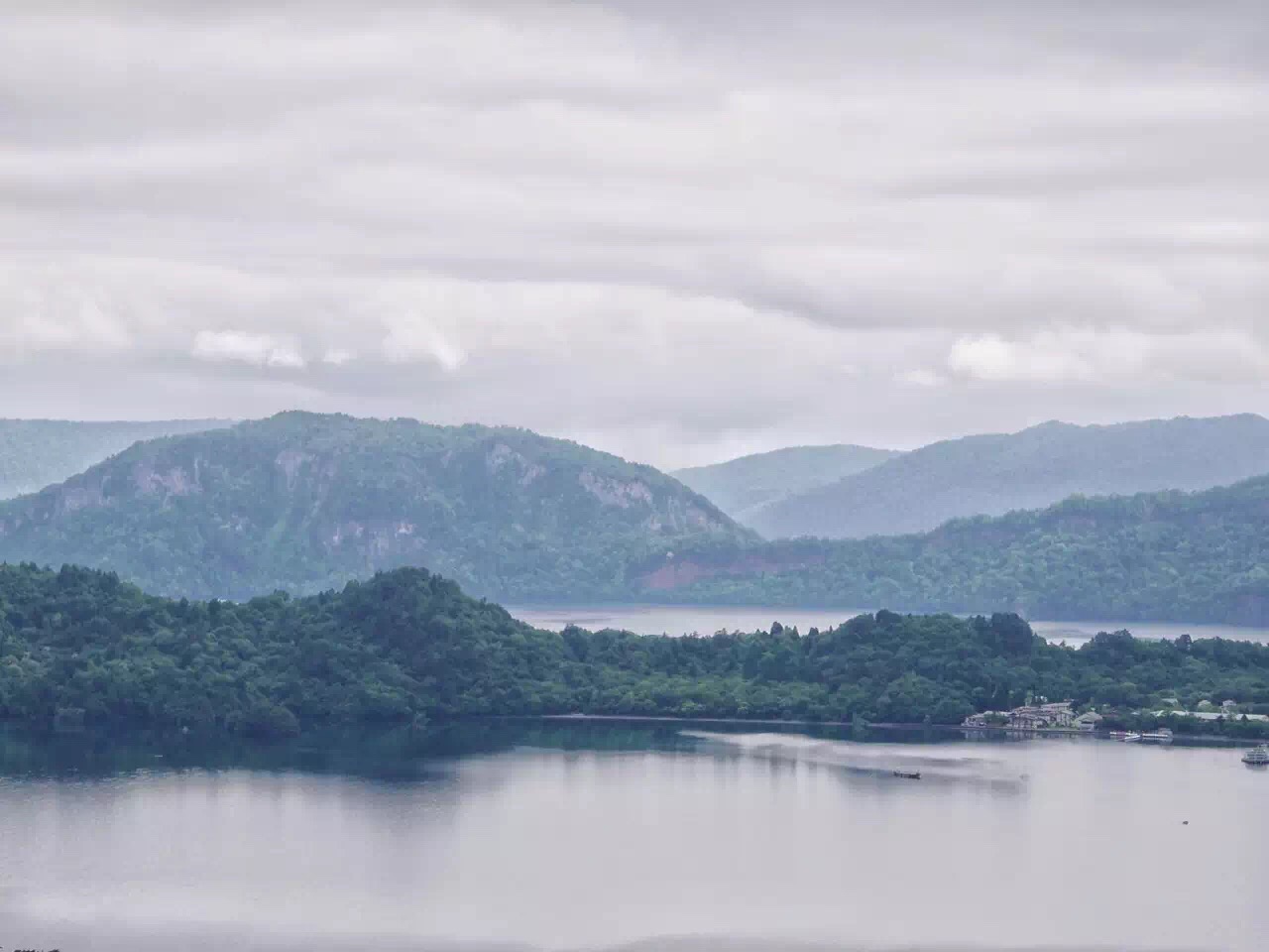 开车上山，来到海拔六百多米的十和田湖発荷峠展望台，雾散去☁️依然厚重，这个角度由近及远是中山半岛、御