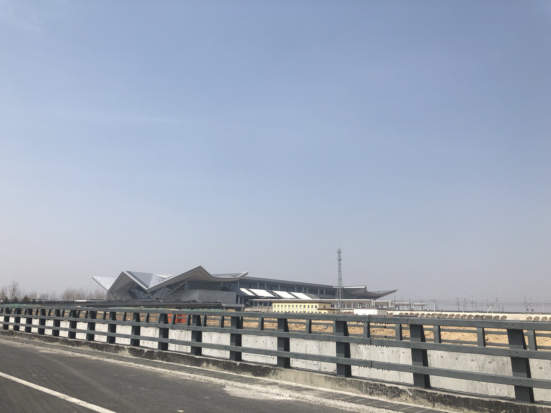 崭新的潍坊北站，造型独特，交通目前还不拥挤。