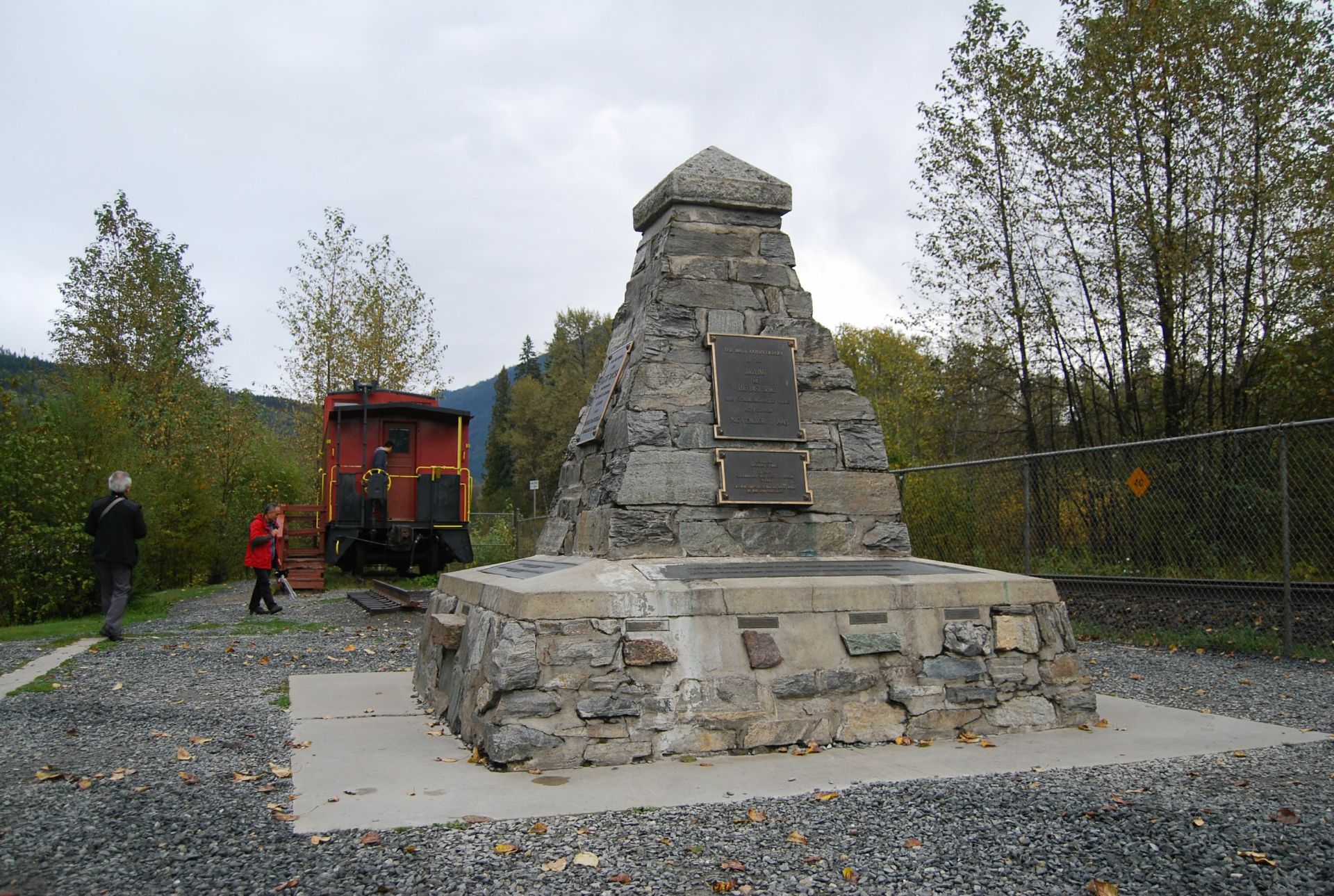 最后一颗钉 离开班夫国家公园返回温哥华，会路过一个叫“最后一颗钉”的景点，它是加拿大太平洋铁路东西两