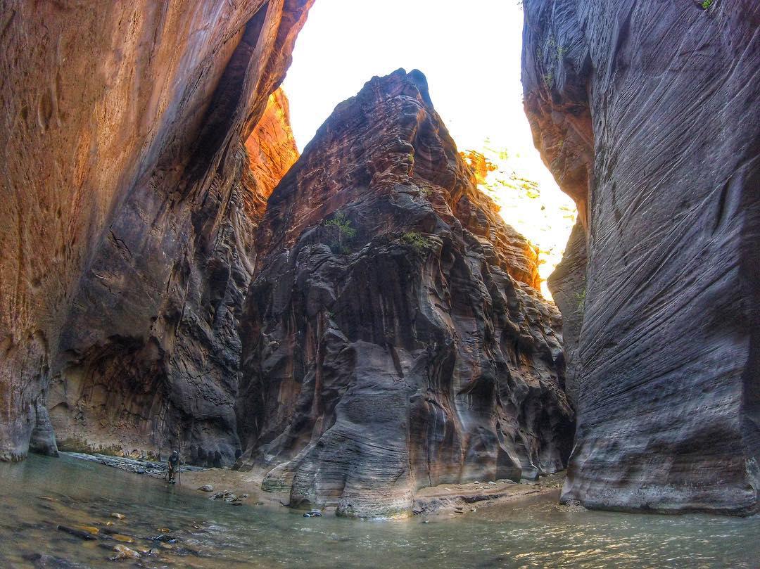 一座美丽到哭的峡谷，有空一定要来看看  这次暑假我和小伙伴来到了犹他州的一座美丽的峡谷🏔，他就是Or