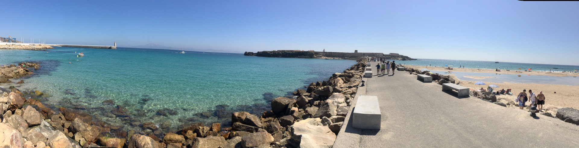 塔理法，是西班牙也是欧洲大陆伸向地中海的最南端。直布罗陀海峡，世界四大黄金水道之一。站在塔理法海岸边
