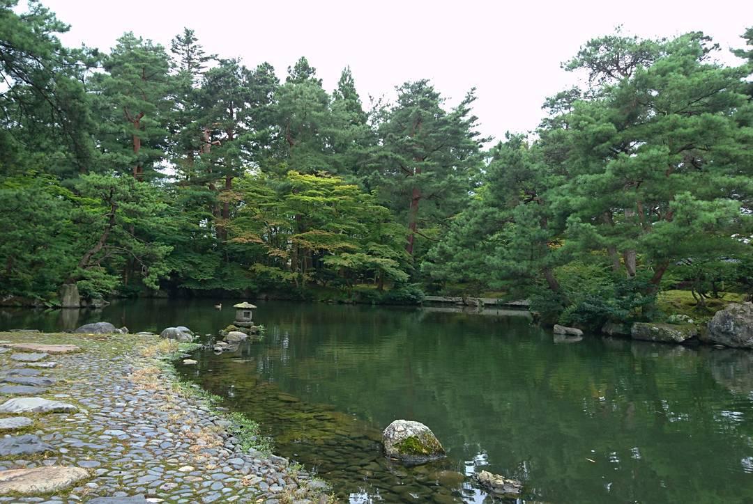 日式花园中的典范之作 清水园以前被称为“清水谷御殿”，在这里可以看到美丽的日式花园。没有华丽的感觉，