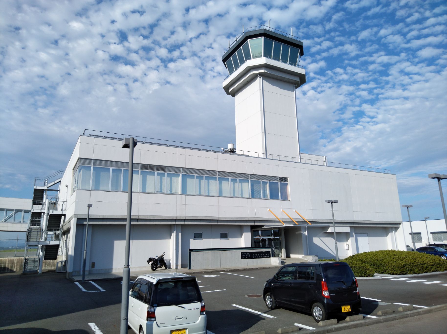 漫步日本，发现小而美的静冈机场。 静冈机场，全称富士山静冈机场，2009年投入使用，是日本国内离富士