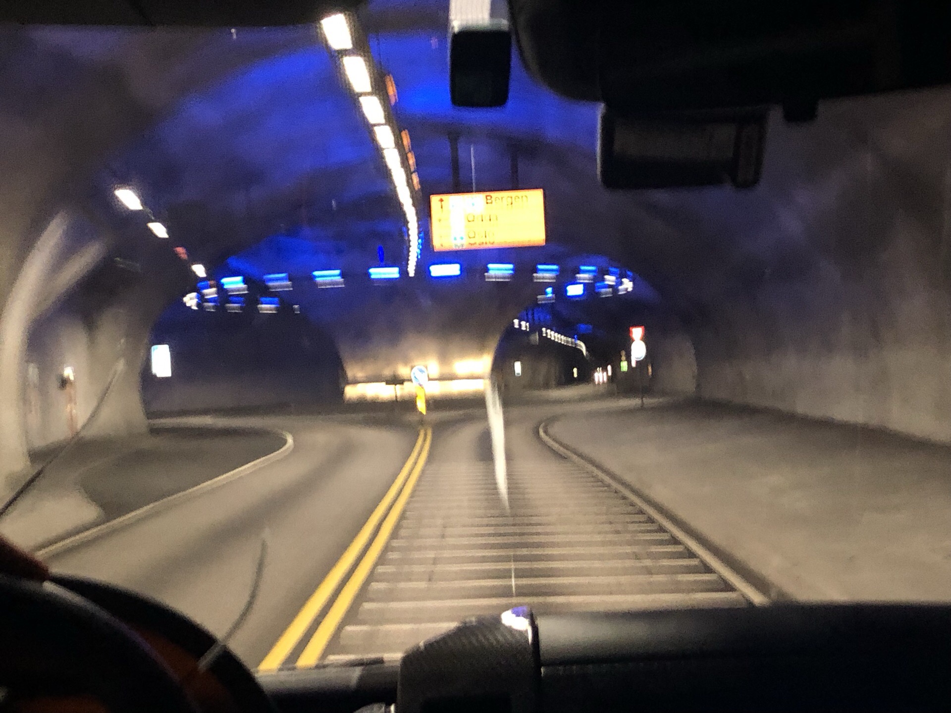 挪威隧道里的环岛和通往隧道的大桥