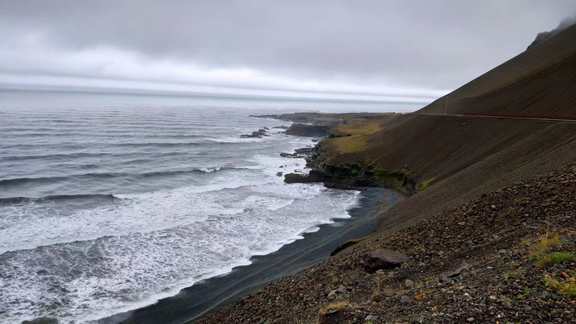 东部峡湾大气磅礴 这里说来冰岛必打卡的地方 这里的景色让人眼睛舒服，一路上左手边是山，右手边是海，我