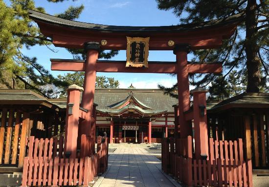 北陆守护神——气比神宫  气比神宫于公元702年建造，是福井县最古老的神社，每日来参观跪拜的人络绎不