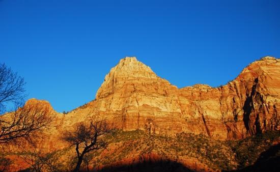 难以忘记的赤红岩壁——Zion's Main Canyon  来美国读书之前就对各种公立公园兴趣浓厚