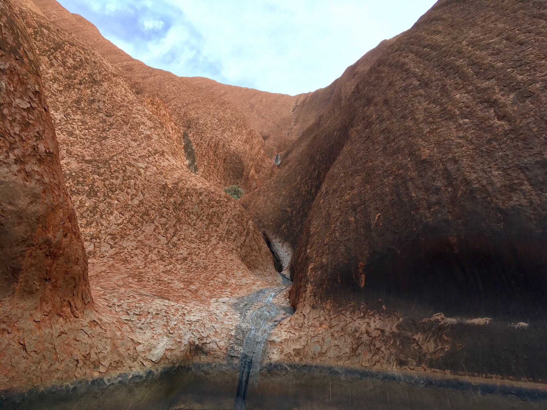 穆迪丘鲁水潭 Mutitjulu Waterhole 位于澳大利亚北领地乌鲁鲁艾尔斯岩的西南侧，去到