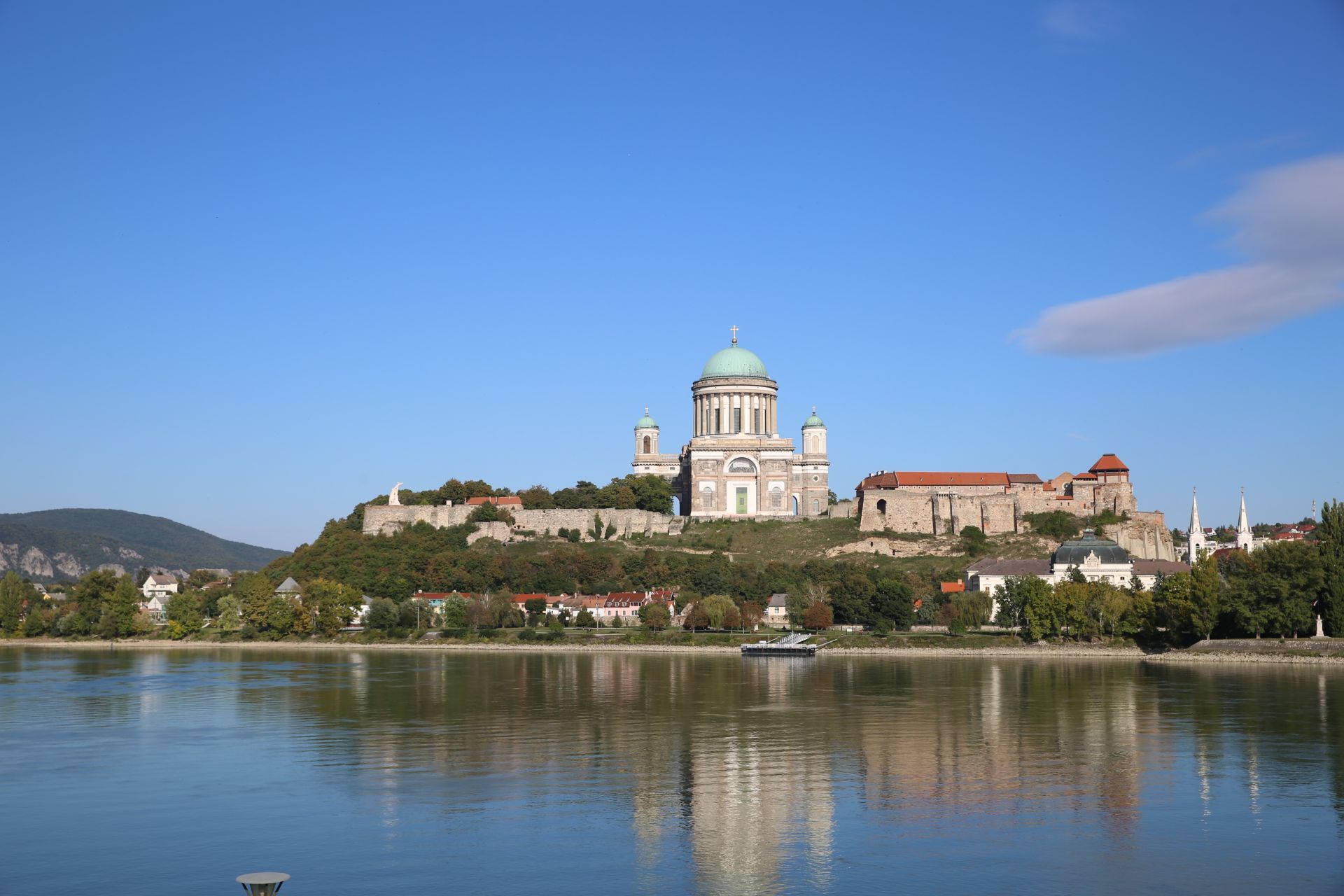 埃斯泰尔戈姆小镇，布达佩斯近郊三小镇之一，这里是匈牙利宗教发源地，有著名的圣母大教堂。多瑙河的对岸，