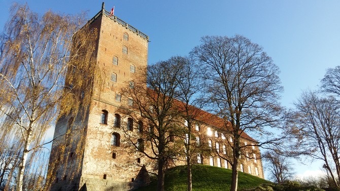 距离火车站300米左右，一座小山包上面，有军营（外观）和城堡，城堡内一部分是历史陈列，一部分是改建修