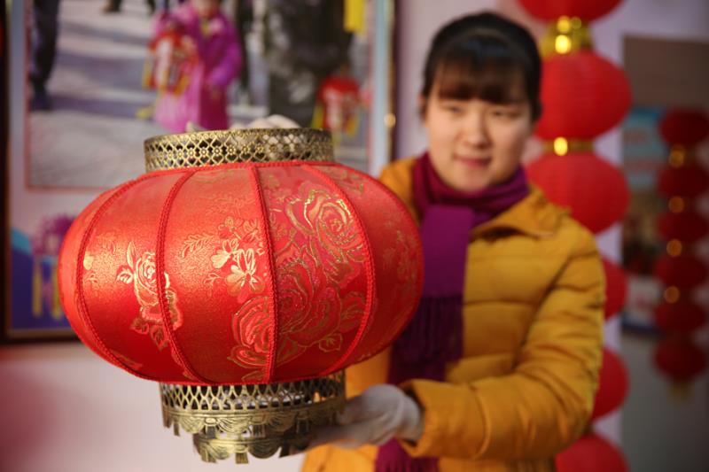 中国的灯笼又统称为灯彩，起源于1800多年前的西汉时期，每年的农历正月十五元宵节前后，人们都挂起象征