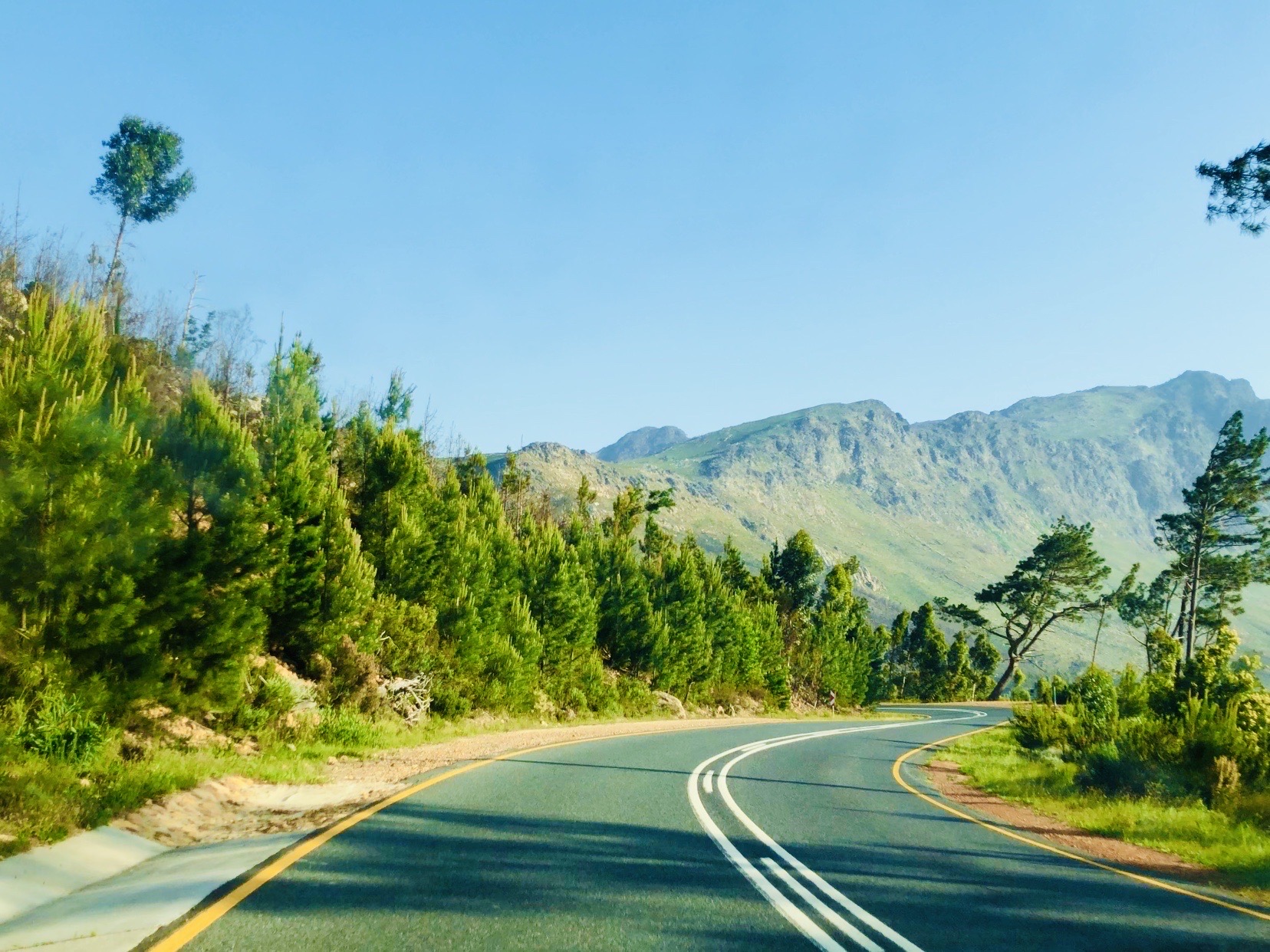 到南非旅行一定要自驾花园大道（Garden Route）  刚刚还掩映于层峦叠嶂的青山之间，下一刻便