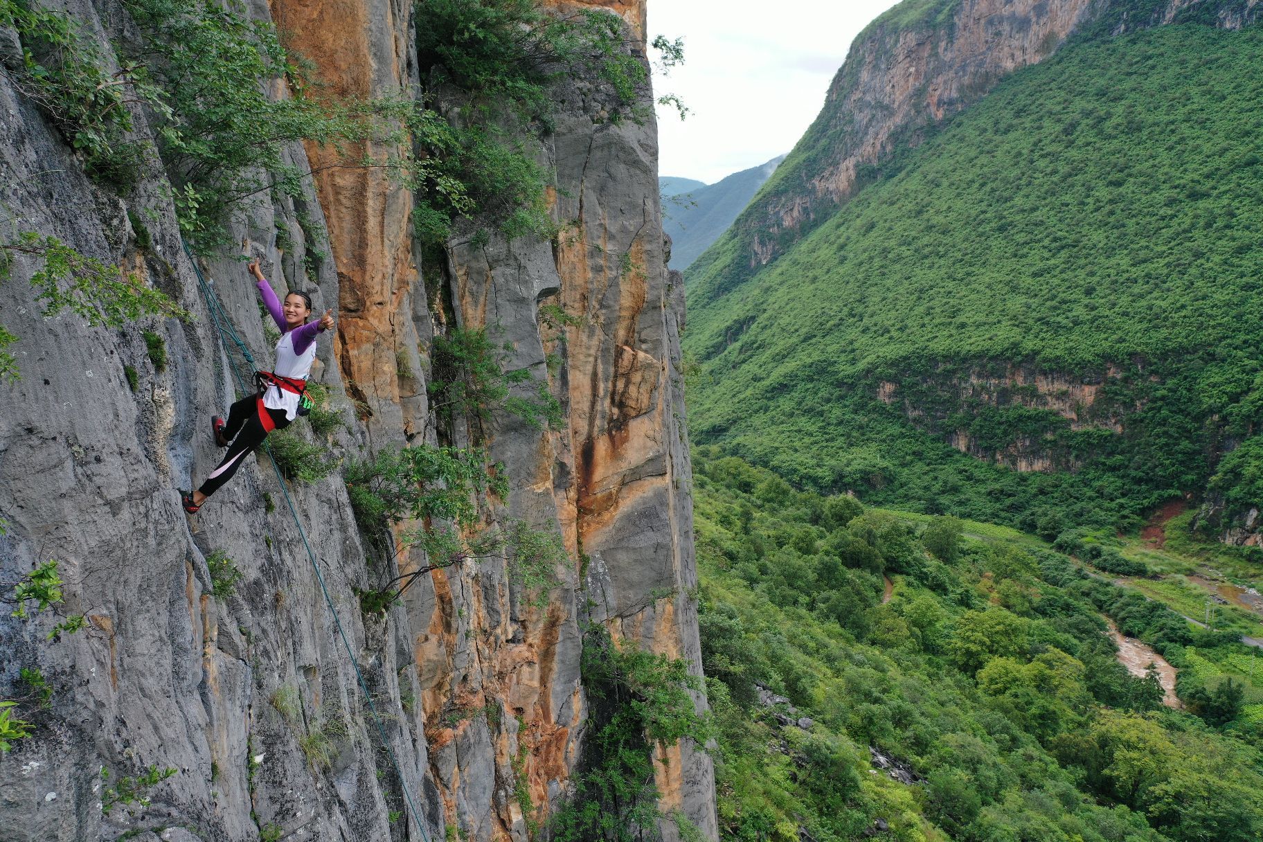 丽江肾上腺爆棚的运动“徒手攀岩” 攀岩是征服自己 是成就  📍详细地址： 丽江石鼓攀岩基地  📌小T