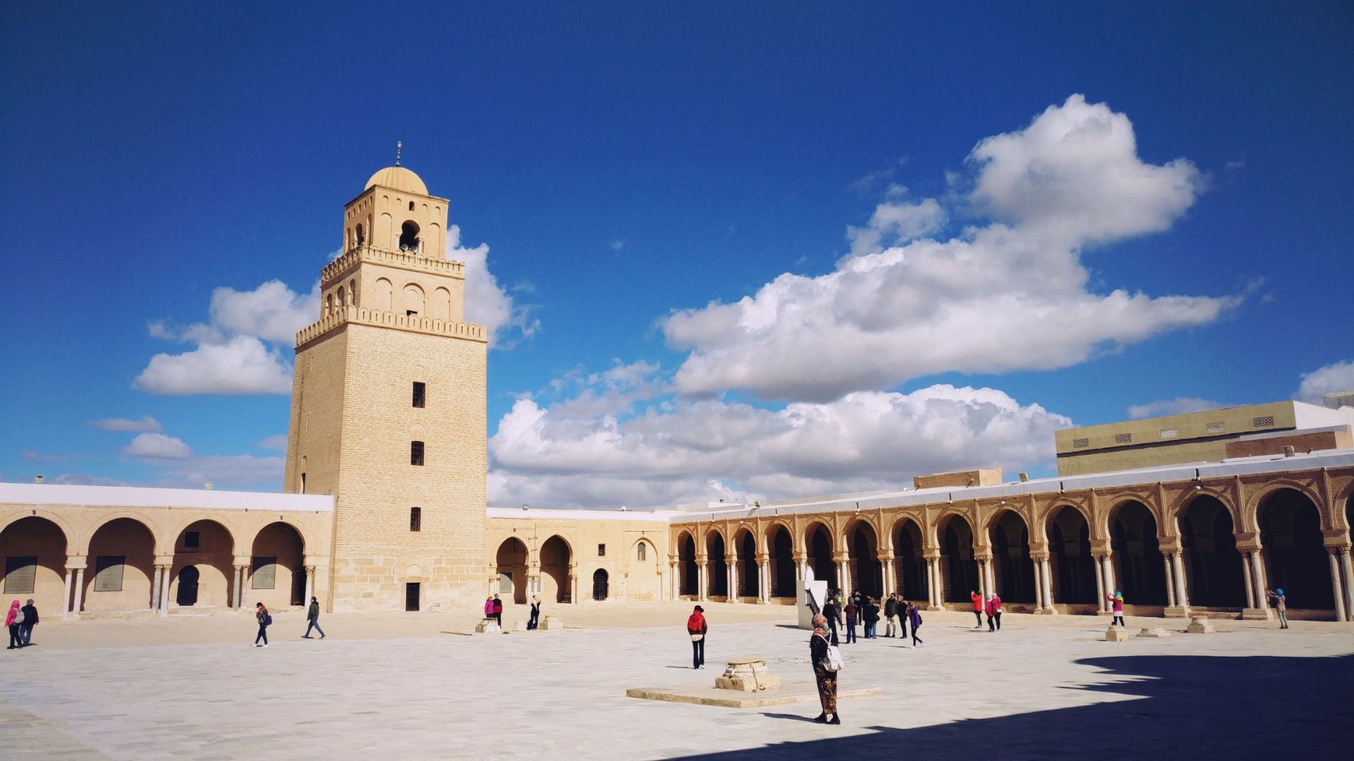 凯鲁万的奥克巴大清真寺又称为“大清真寺”，是伊斯兰教在北非建立的第一座最大的清真寺。寺院长130米，