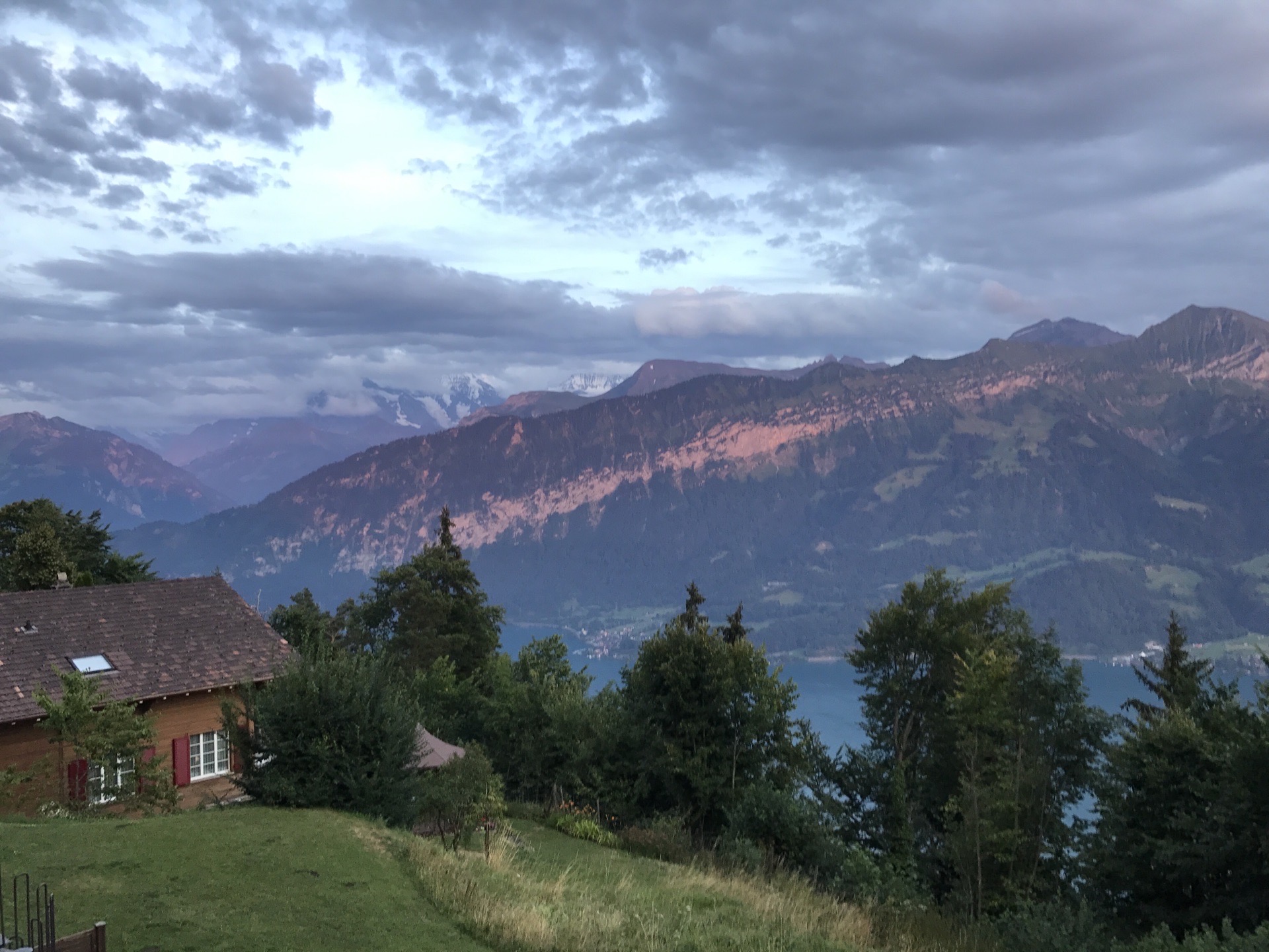 我在瑞士楚格跑步 楚格是瑞士一个小镇，距离琉森很近。楚格有一个湖，非常漂亮，人口不多，适合居住，据说