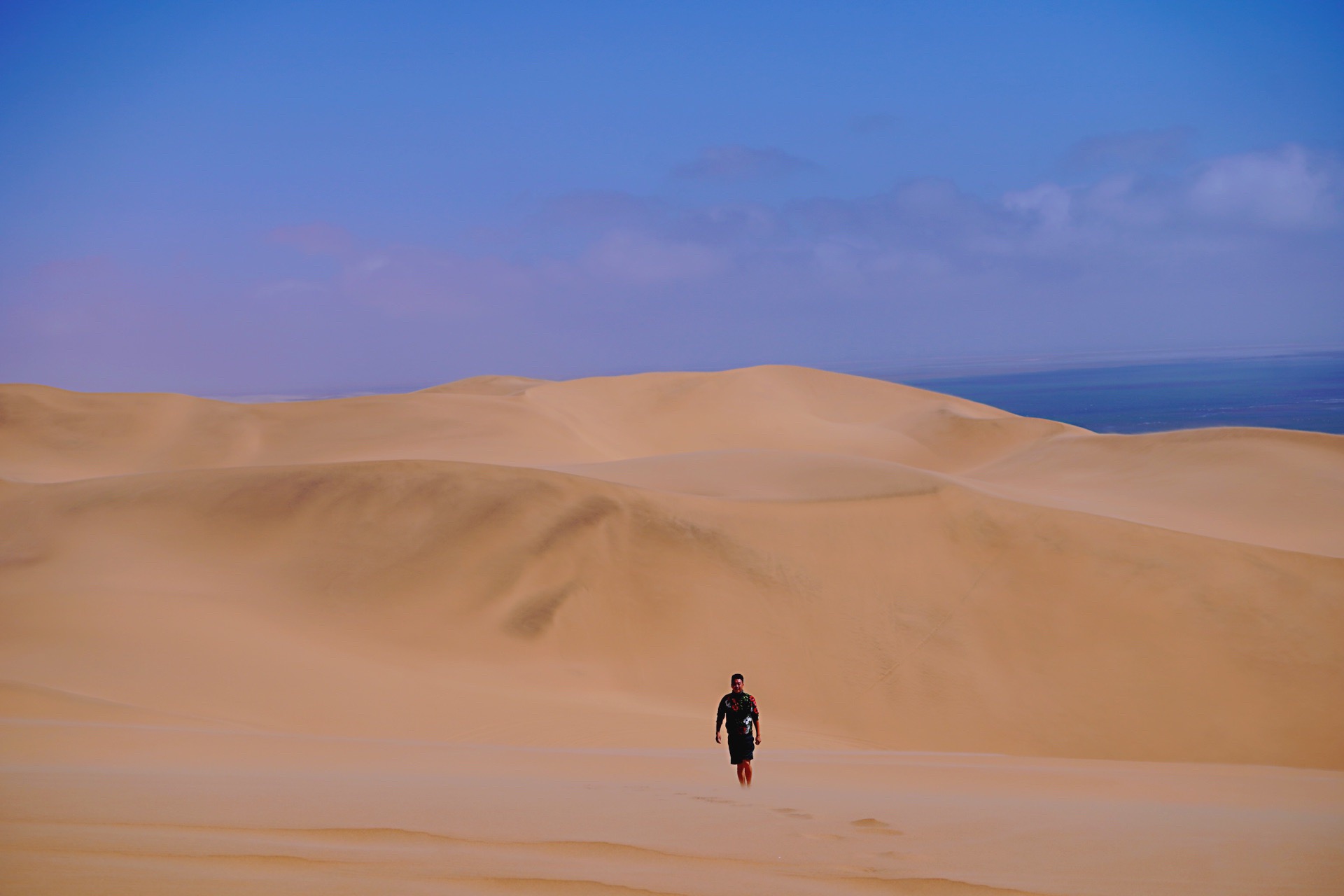 三明治沙漠巡游。一边是浩瀚波涛汹涌的的大西洋，一边是终年无雨寸草不生的纳米布沙漠。岁月和时光在这里静