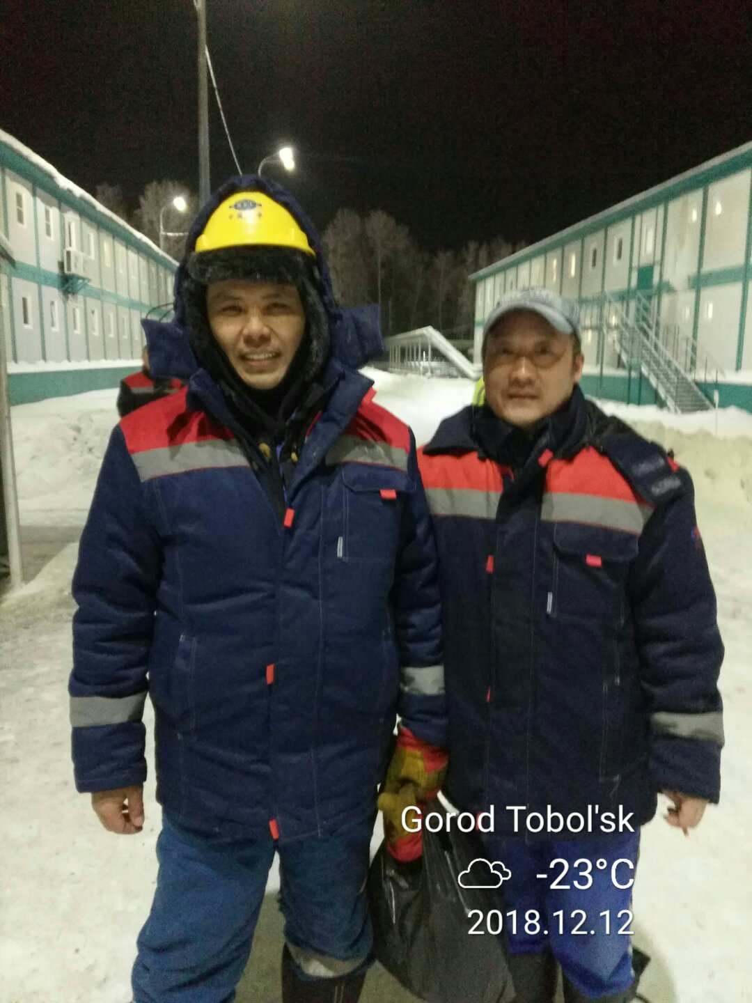去年在托博尔斯克快回国时，和乌兹别克斯坦工友候加因提前道别，合影留念。 候加因和我一样都是退伍军人，
