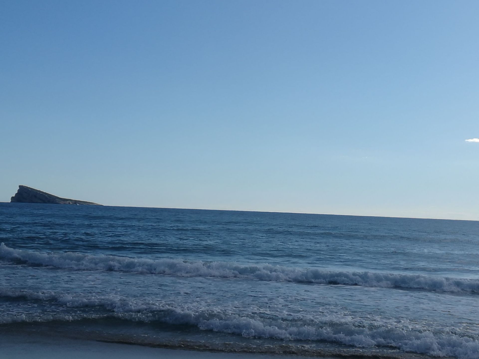 西班牙地中海沿岸得一个人口仅5万小镇，位于白色海岸，海滨风光美的令人心醉。