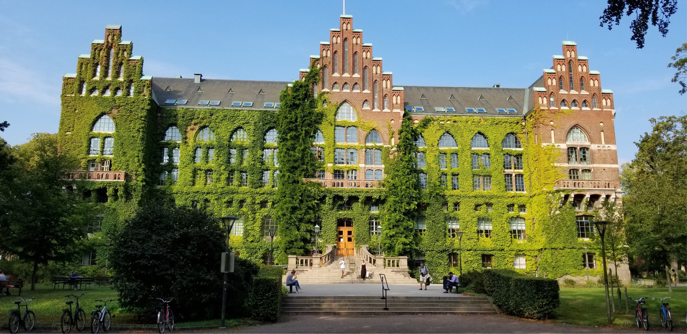 Lund University 是瑞典🇸🇪最古老的大学之一。小镇也是围绕着大学设置的。校园上安静平和