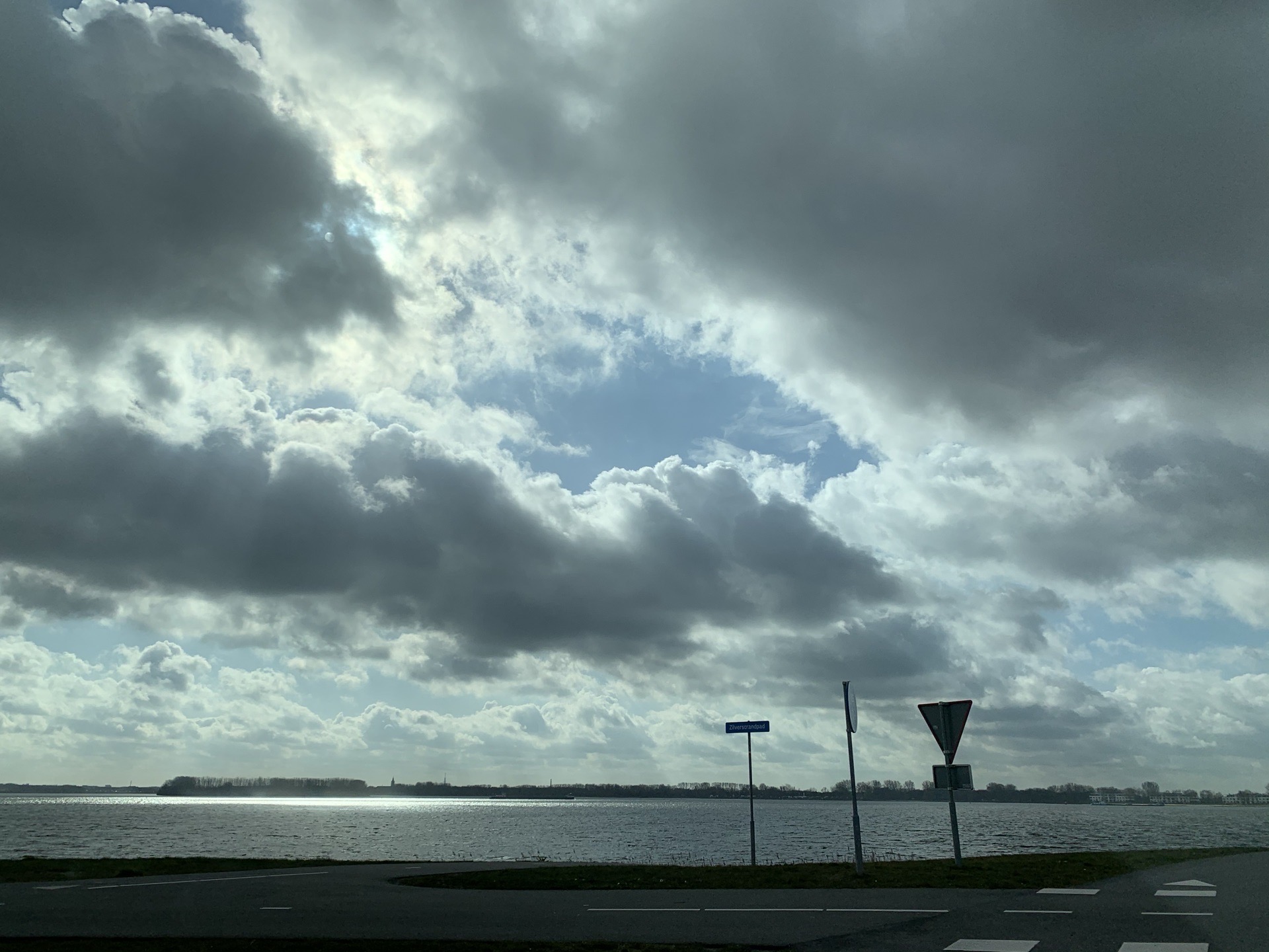 Almere port  Almere离Amsterdam很近，约30分钟的车程。这里很安静，这是早