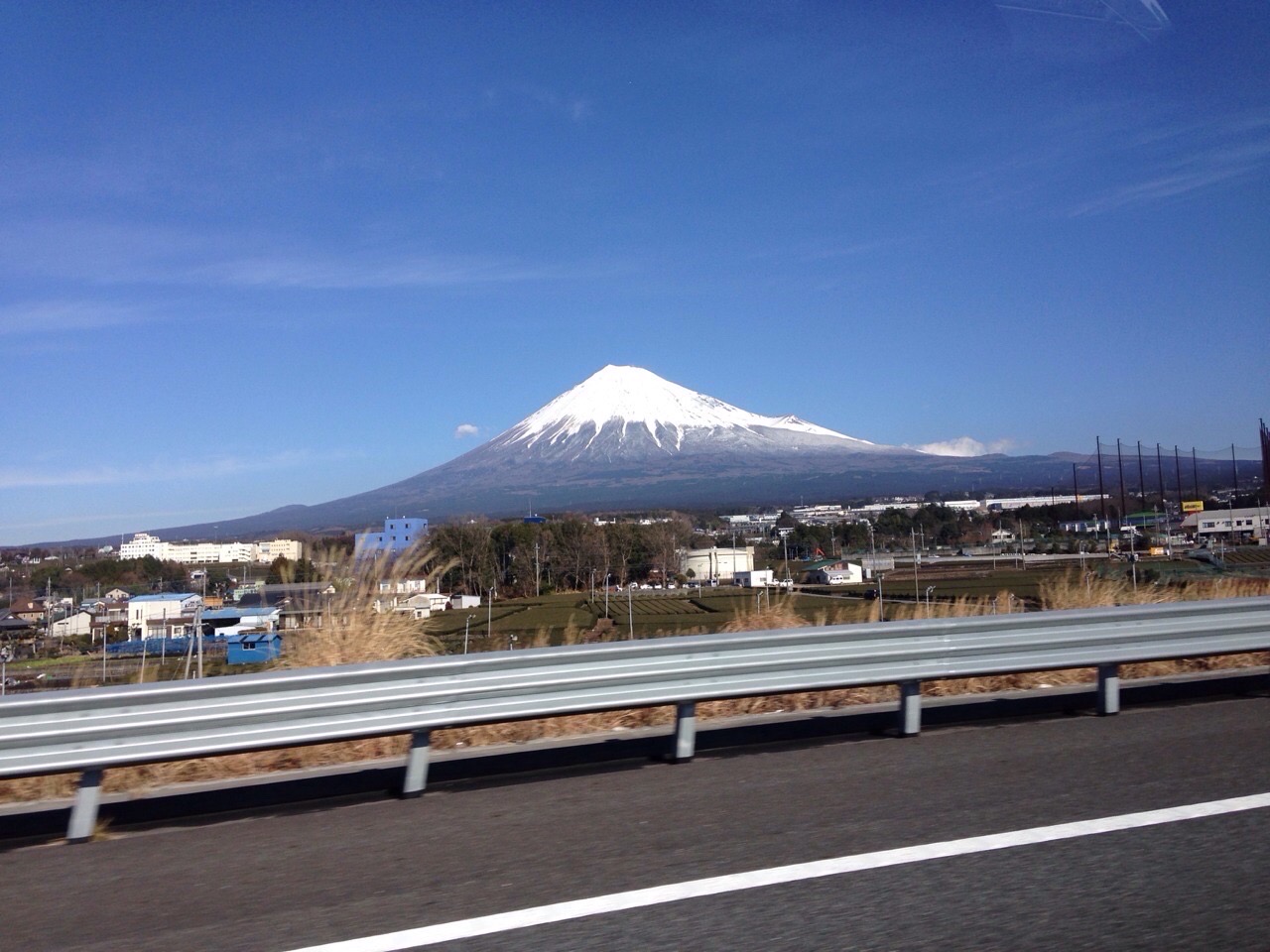 富士山下的风景也蛮不错的，有机会一定去富士山看看。
