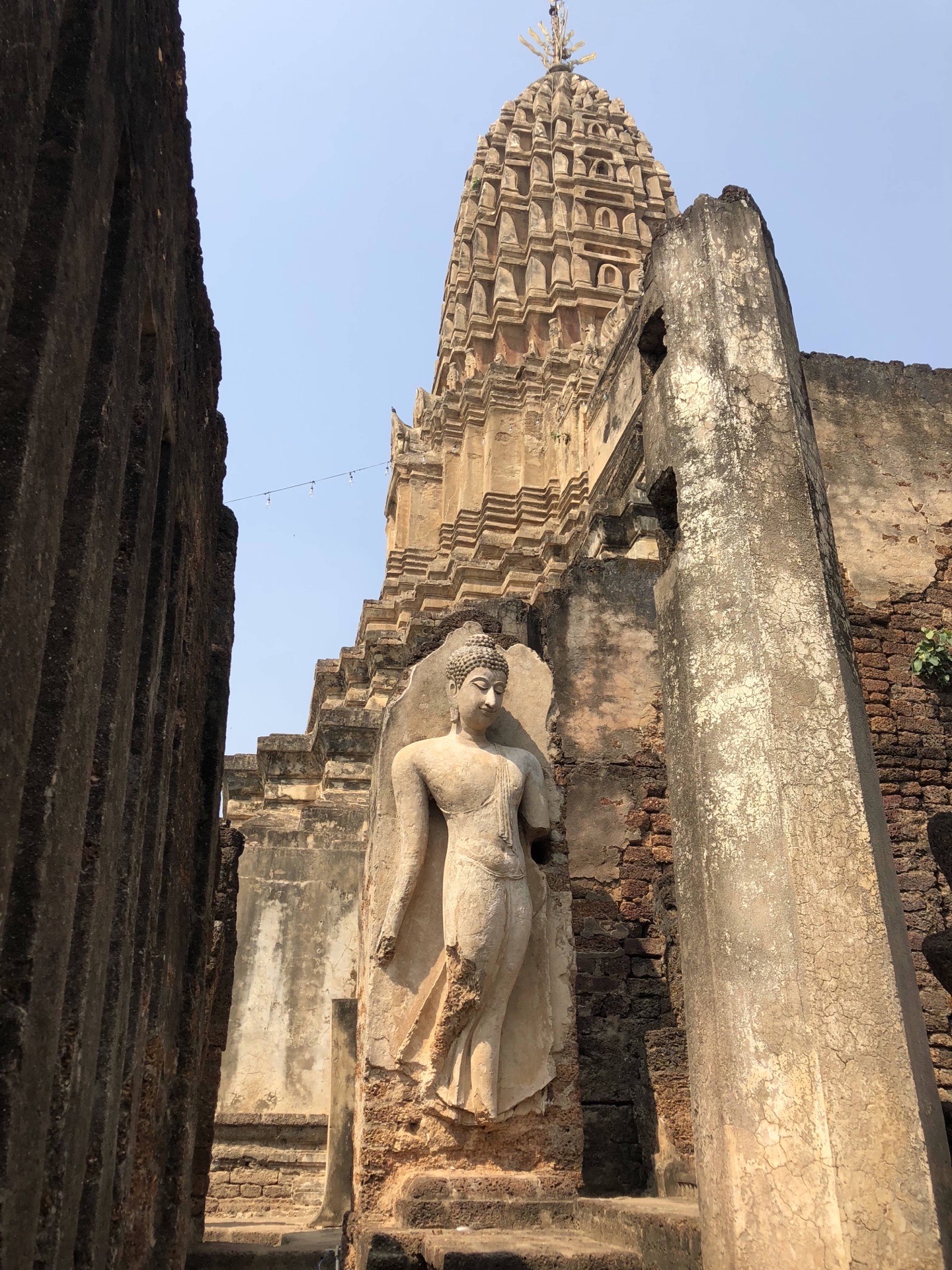 玛哈泰寺从带有玉米芯的尖顶可以看到高棉文化对他的影响。更有趣的是在庙东门上竖立的石饰。建造日期不明，