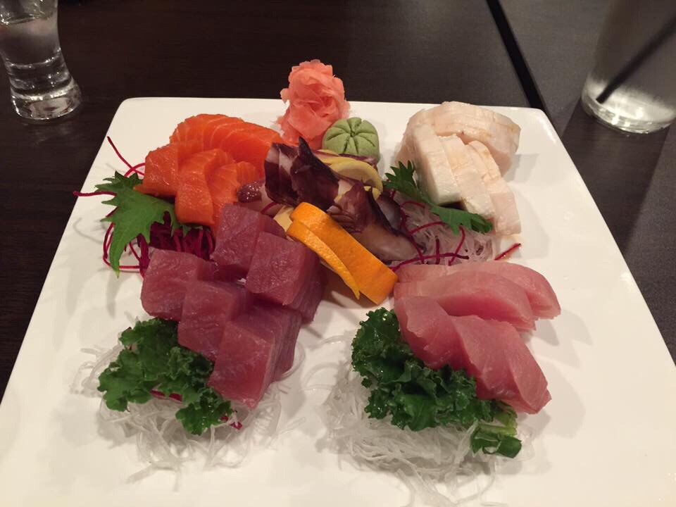 Oba Japanese cuisine 里的寿司和生鱼片都非常新鲜。今天我们点了sushi和sas