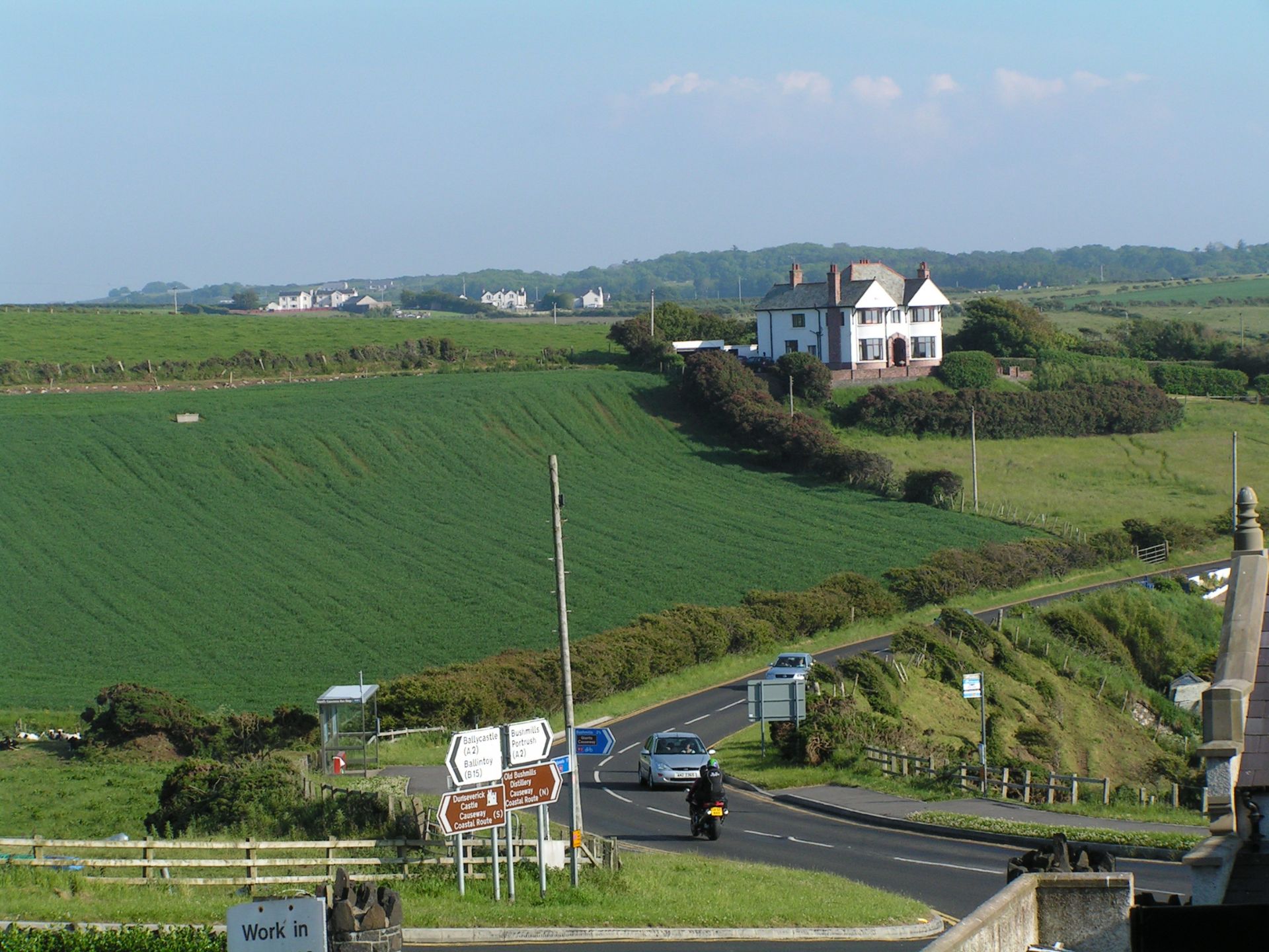 A2是北爱尔兰的一条主要道路，其相当长的路段通常被称为安特里姆海岸路，因为它大部分沿安特里姆郡风景秀