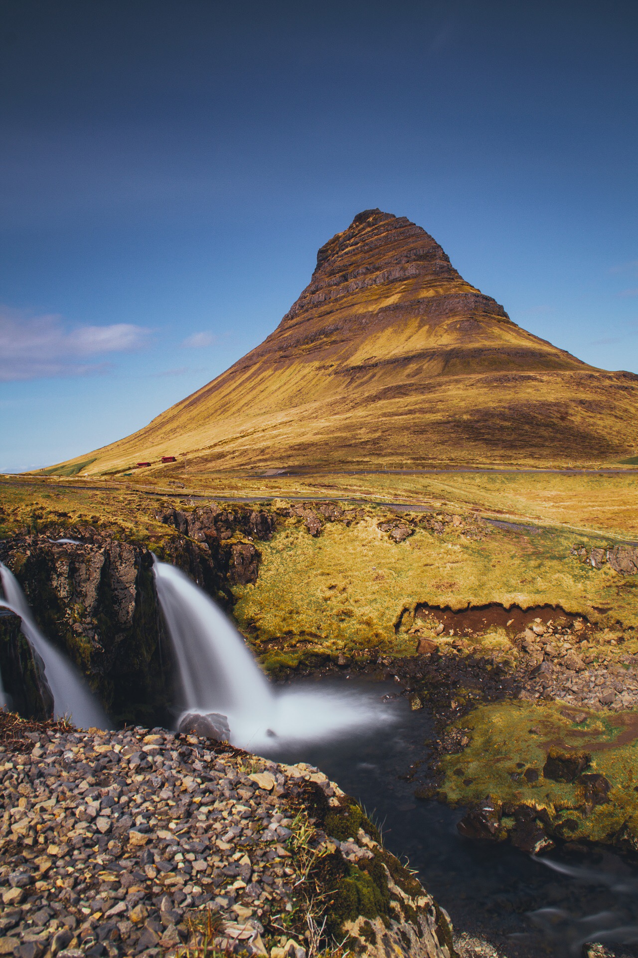 送你一个来自冰岛的手机屏保      见过祖国 华山 的巍峨， 苏格兰 山脉的苍凉，阿尔卑斯山的白雪