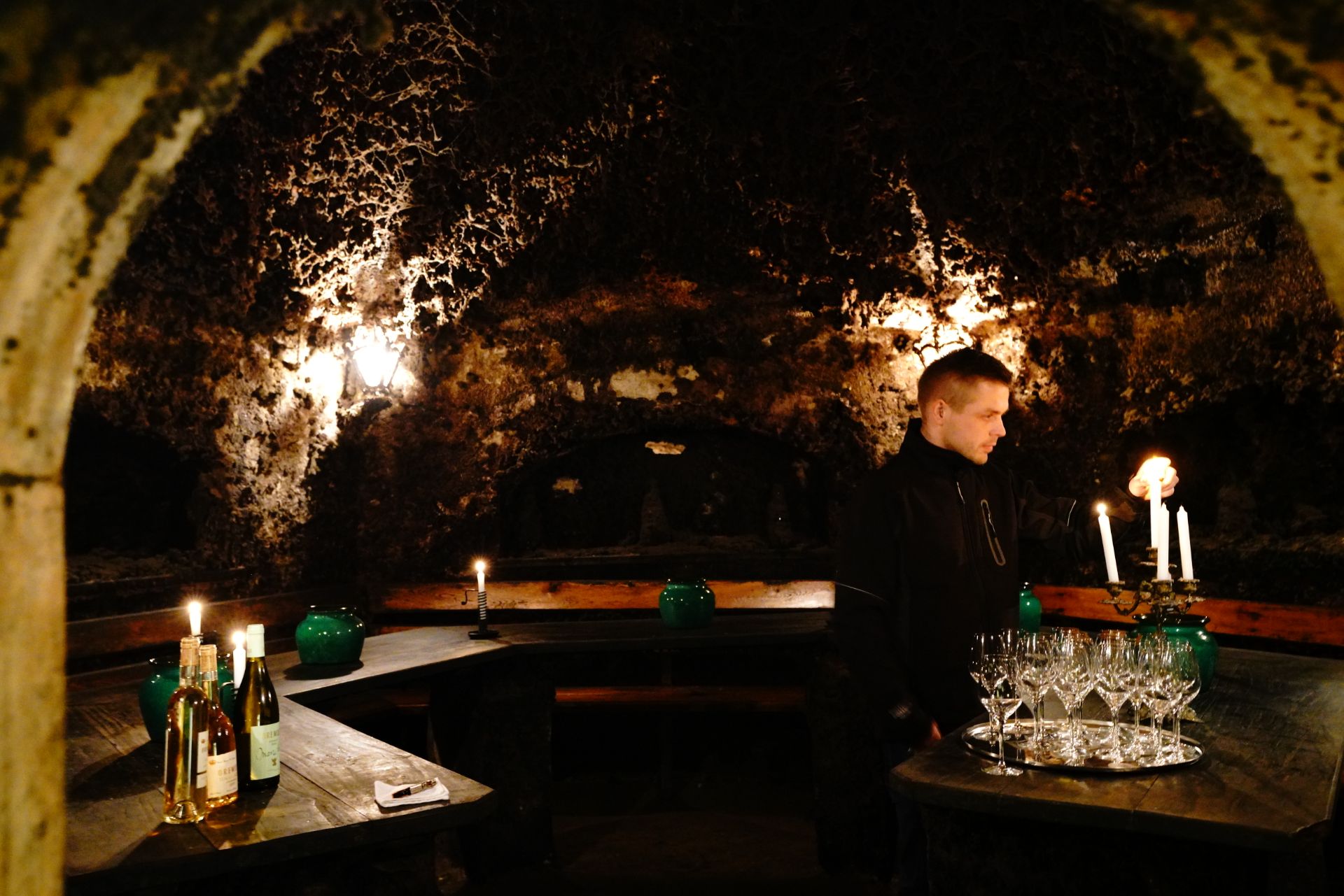 OREMUS酒庄 品酒的地方也在酒窖里，腾出了一个很美的洞穴长廊来给客人品酒休息，我们在最里面的小洞