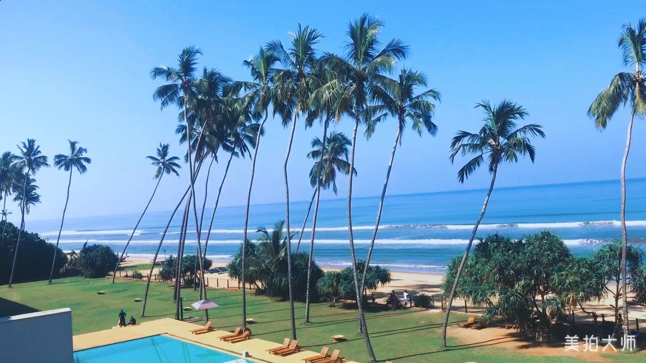斯里兰卡的那个清晨，我站在阿杭格默Kabalana酒店的阳台上，看着近在咫尺的蓝色印度洋，让思绪任意