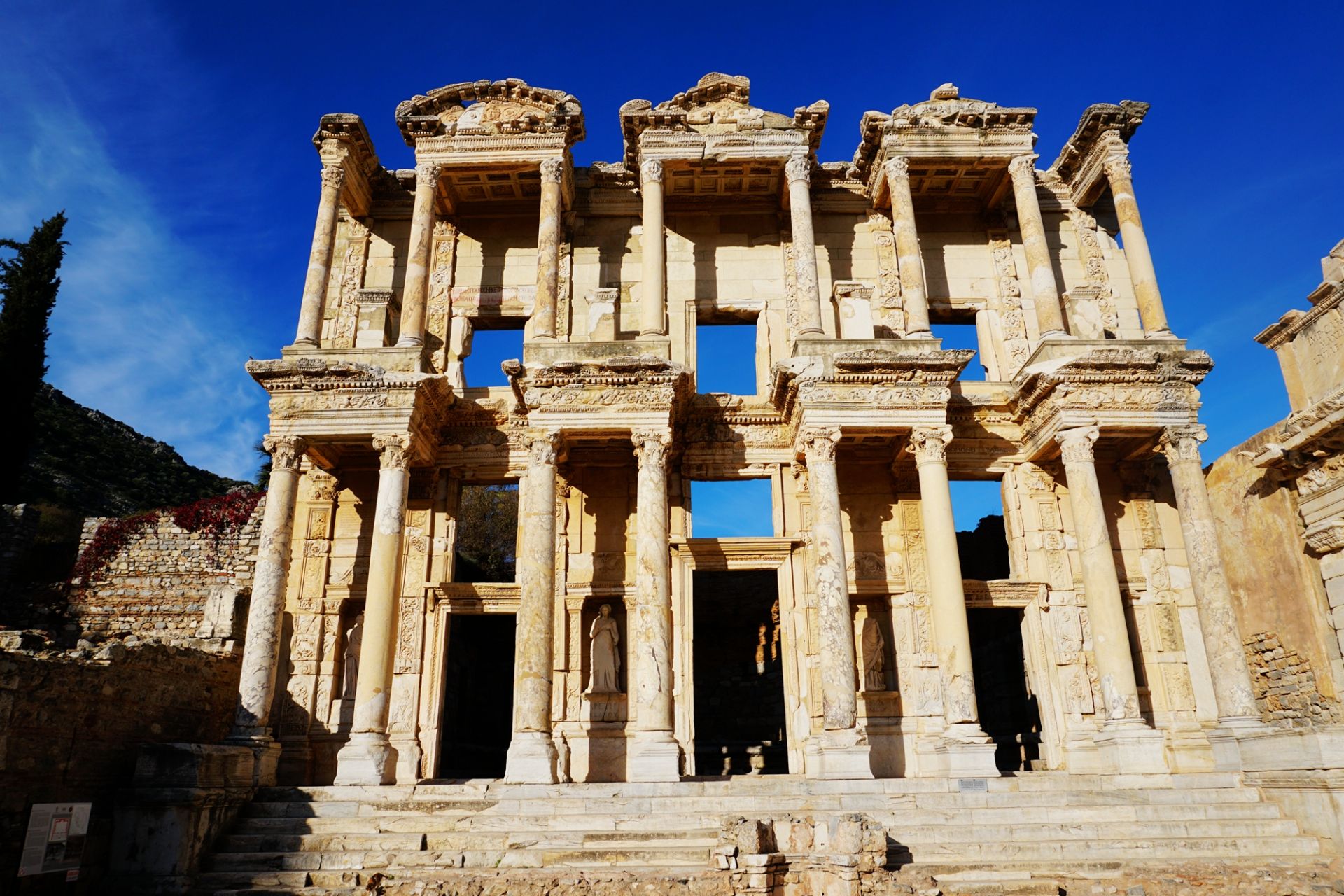 以弗所最醒目的古迹是库瑞特大道尽头的塞尔瑟斯(Celsus)图书馆，这座现存最完好的古罗马图书馆建于