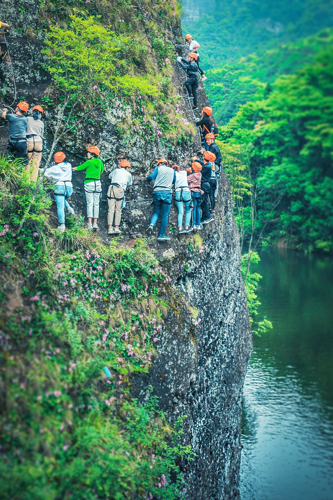 亚洲最长线飞拉达，原来在江西！ 飞拉达这种岩壁探险看起来惊险刺激，但实际上门槛非常低，只要身高、年龄