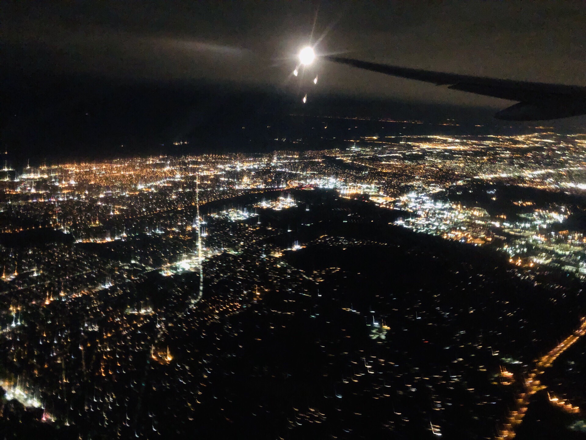 广州到美国16个小时……美国机场的天空，其他图片是美国纽约机场的样子……人生第一次飞来美国当老妹的伴