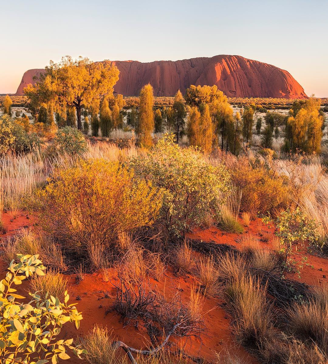 时不我待品悦澳洲“红色心脏”  澳大利亚北部的那片炎热的沙漠地带，有着一座非常著名的公园Uluru 